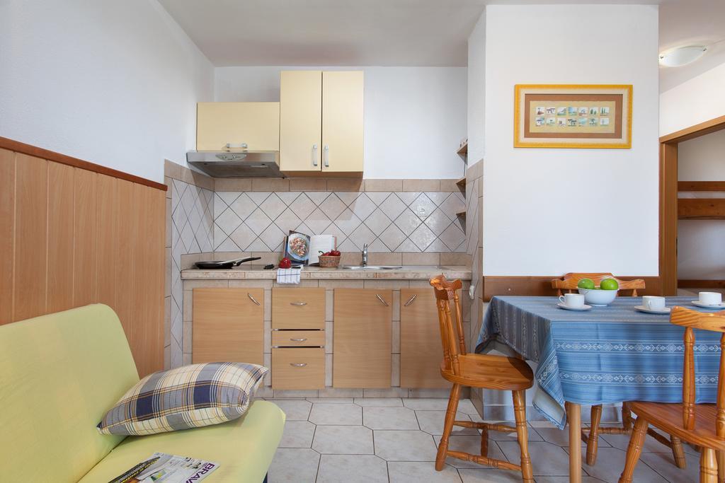 Daila Apartments Новиград Стая снимка