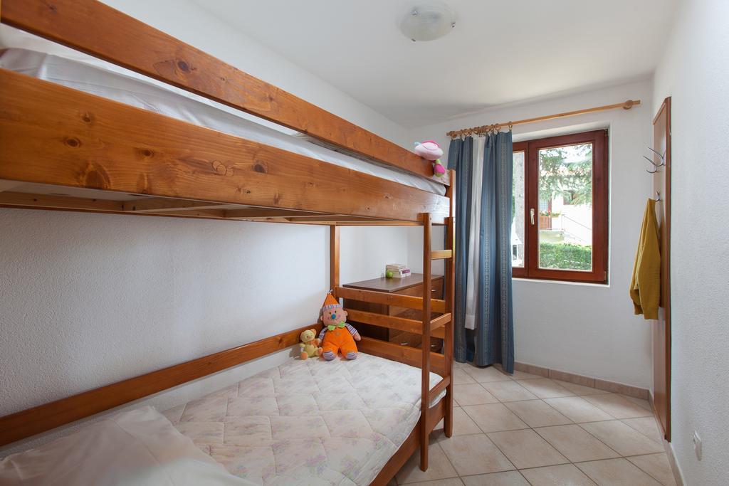 Daila Apartments Новиград Стая снимка