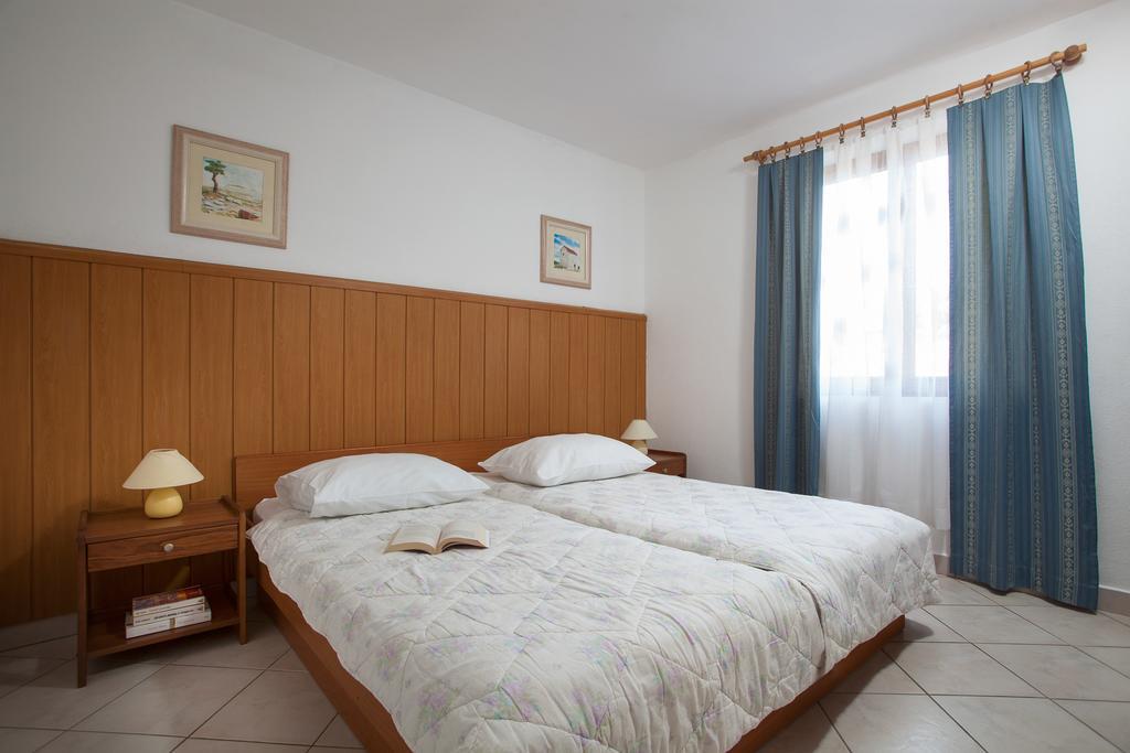 Daila Apartments Новиград Екстериор снимка