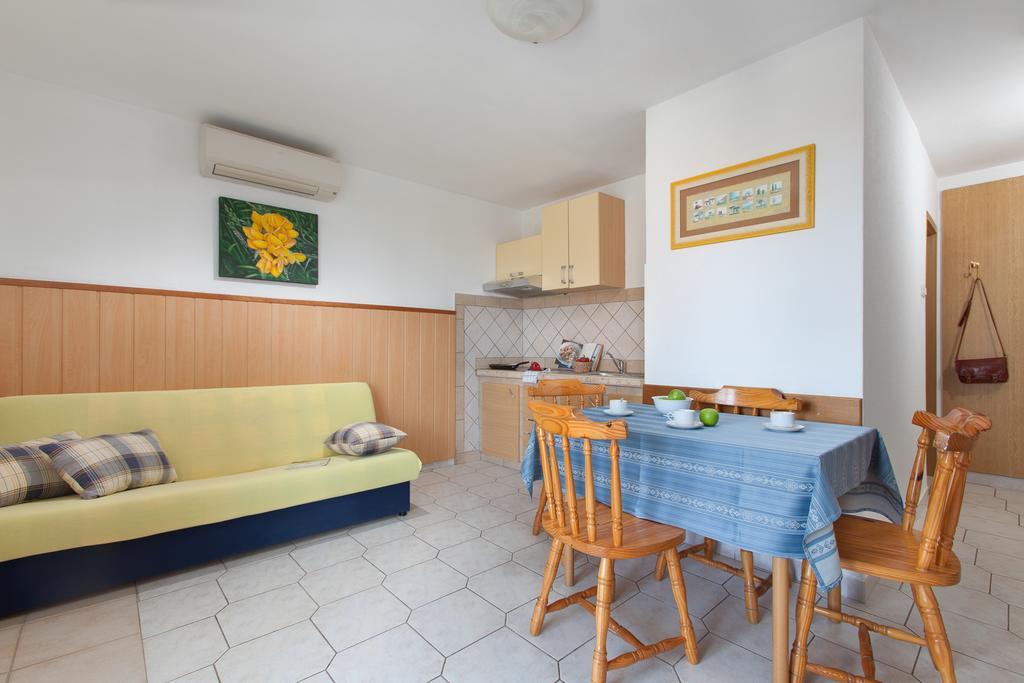 Daila Apartments Новиград Екстериор снимка